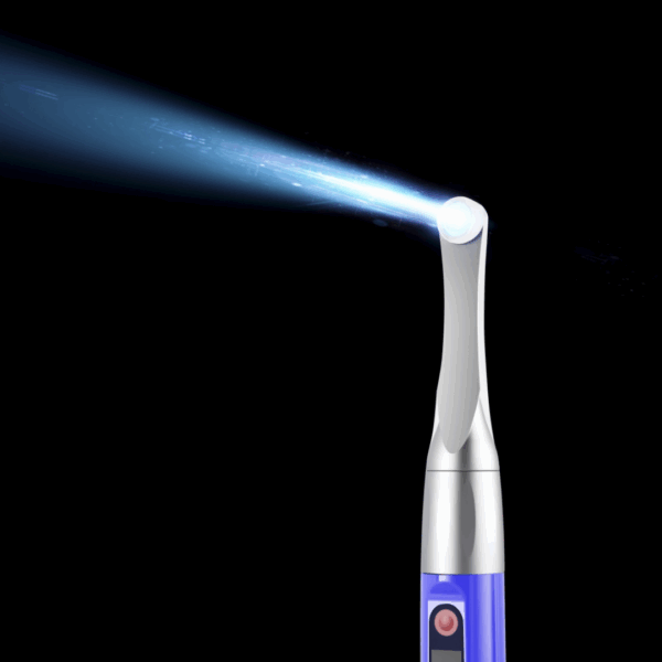 ILed MAX VIOLA emette luce o spray blu su sfondo nero.