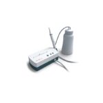 Ablatore dentale UDS-L PLUS con manipolo e bottiglia d'acqua su sfondo bianco.