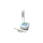Sistema a motore dentale INTRASURGERY 2.0 con centralina, manipolo e sacca per flebo.