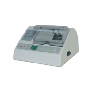 Il DENTAL MIX 2000 è un microtomo compatto con coperchio trasparente e pulsanti di controllo.