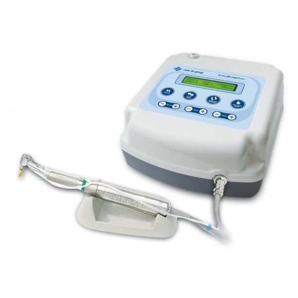 Il motore per impianti dentali INTRASURGERY 2.0 comprende il pannello di controllo e il manipolo su supporto.