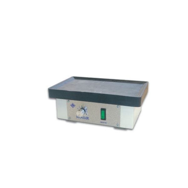 SHAKER 2: Agitatore da laboratorio rettangolare con piattaforma nera piatta e interruttore di alimentazione frontale.