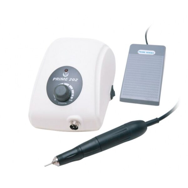 La PRIME 202 BRUSHLESS è una fresa elettrica per unghie di colore bianco con un quadrante di controllo, una fresa manuale e un pedale rettangolare grigio con la dicitura Prime Series.
