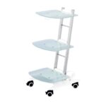Il CF3V è un moderno carrello a tre livelli con ripiani in vetro curvato, struttura in metallo e ruote per facilitare la mobilità e lo stoccaggio.