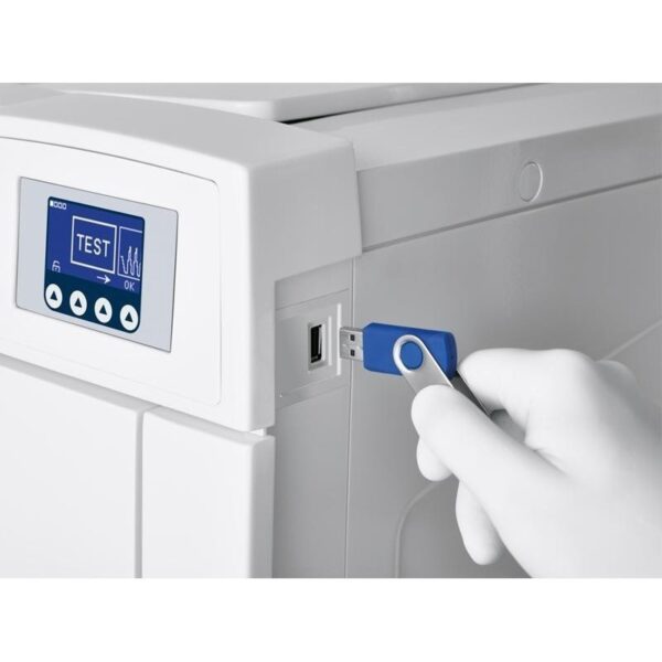 A gloved hand inserts a USB into the B CLASSIC - 28 LITRES device’s test screen.
