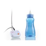 La bottiglia AT-1 di plastica blu con sistema di alimentazione automatica dell'acqua si collega a un dispositivo bianco.
