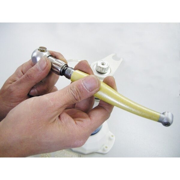 Le mani tengono il manipolo dentale DB-900 su uno sfondo chiaro.