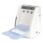 Dispositivo medico bianco con manopole, vassoio aperto e SISTEMA AUTOMATICO DI PULIZIA E LUBRIFICAZIONE.