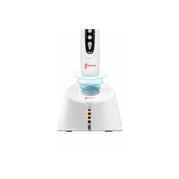 Spazzolino elettrico ENDO SMART +, bianco, con base di ricarica e anelli indicatori blu.