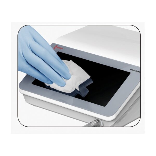 Mano guantata che disinfetta un touchscreen IMPLANTER con un panno.