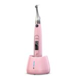 Il micromotore endodontico AI MOTOR con display si trova in posizione verticale nella sua base di ricarica abbinata.