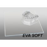 Un modello dentale poggia su una lastra EVA SOFT-1,5 MM - 125 x 125 mm su uno sfondo semplice.