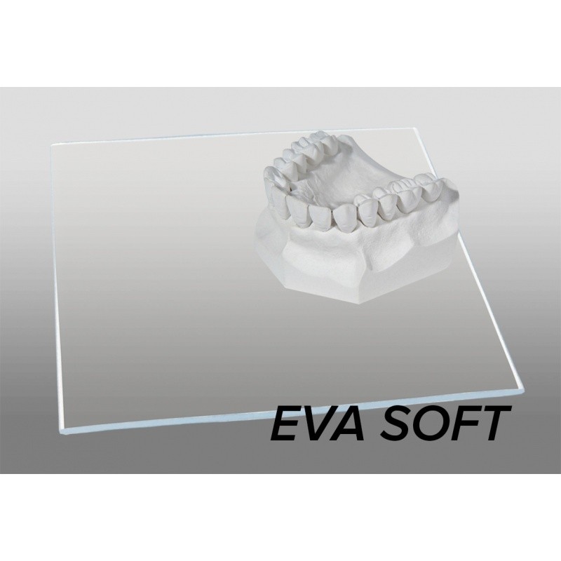 Uno stampo dentale è raffigurato su una lastra EVA SOFT-2 MM - 125 x 125 mm su uno sfondo semplice.