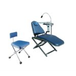 POLTRONA PORTATILE blu con plafoniera e sgabello su ruote abbinato.