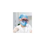 Un operatore sanitario indossa OCCHIALI PROTETTIVI MG-1 ROSA e tiene in mano un tampone medico.