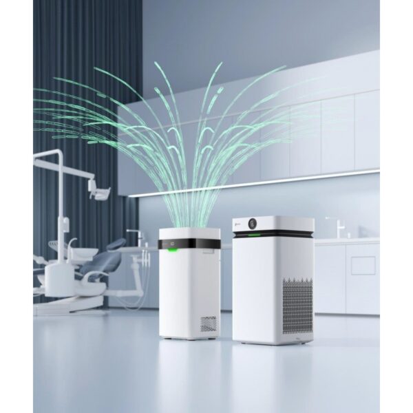PURIFICATORE D'ARIA Q3 Due unità PURIFICATORE D'ARIA Q3 riempiono una stanza moderna con un flusso d'aria fresca e purificata.
