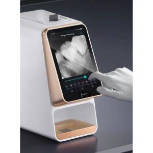 Una mano regge un dispositivo i-Scan che mostra un'immagine radiografica dentale da elaborare.