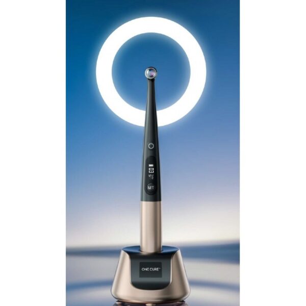 Spazzolino elettrico O-STAR in posizione verticale sulla base con luce di ricarica a LED circolare.
