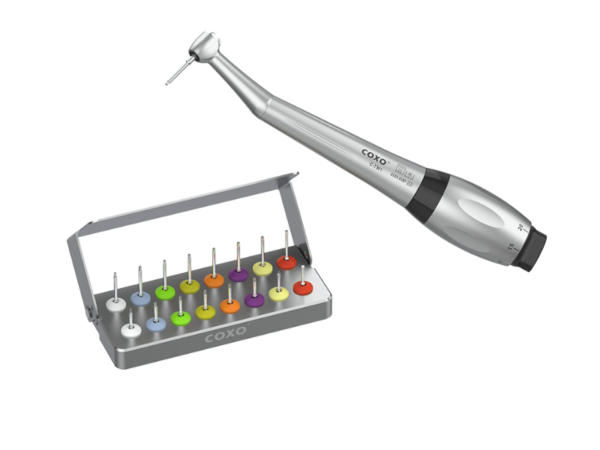 AVVITATORE PROTESICO Un manipolo dentale e un set di frese dentali colorate in un supporto metallico.