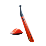 SMART Uno strumento dentale elettrico di colore rosso e nero con base di ricarica abbinata, su sfondo bianco.