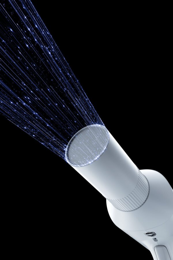 Soffione bianco che spruzza flussi d'acqua, come un Ai Ray Scanner endorale portatile.