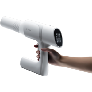 Una mano regge un Ai Ray Scanner endorale portatile con display digitale.