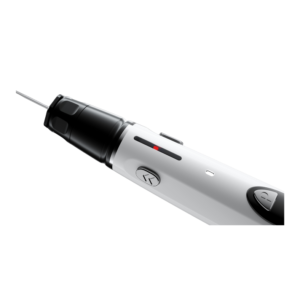 Primo piano di una penna elettronica per iniezioni mediche Fi-E, bianca e nera, ago visibile.