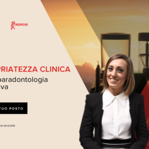 Donna sorride davanti alla locandina dell'evento Appropriatezza clinica, 11 ottobre 2024.