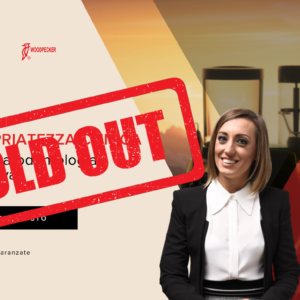 Locandina dell'evento con timbro SOLD OUT e donna sorridente per Parodontologia Mininvasiva, 16 novembre 2024.