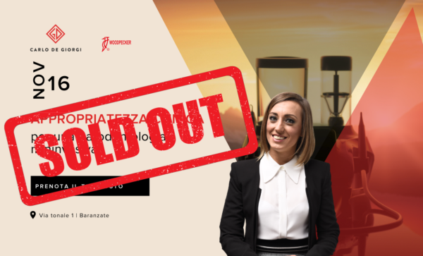 Locandina dell'evento con timbro SOLD OUT e donna sorridente per Parodontologia Mininvasiva, 16 novembre 2024.