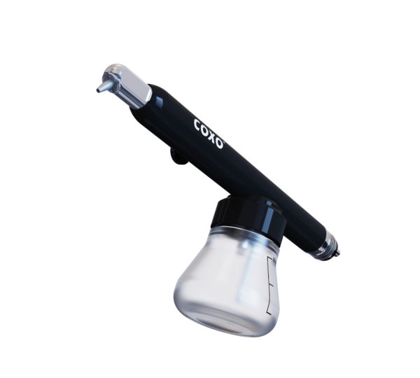 Mini Sabbiatrice ad aria con spray CA-1 nero con contenitore COXO trasparente su bianco.