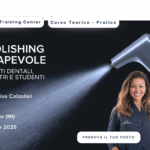Professionista del settore dentale che promuove un corso di lucidatura ad aria con dettagli sull'evento e informazioni sulla registrazione.