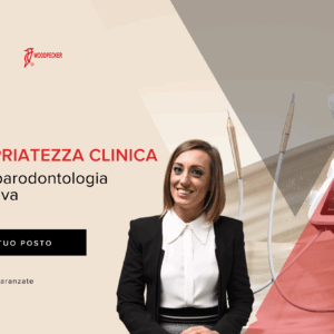 Donna sorridente in tailleur con strumenti "Appropriatezza clinica per una parodontologia mininvasiva".