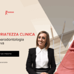 Donna sorridente in tailleur con attrezzature odontoiatriche e dettagli su un corso clinico.