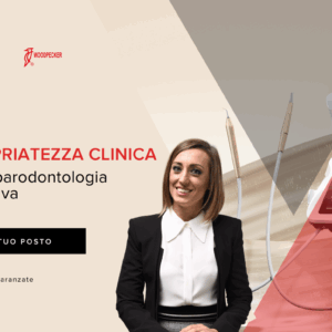 Donna sorridente in tailleur con attrezzature odontoiatriche e dettagli su un corso clinico.