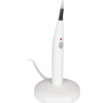 Il dispositivo portatile C-BLADE bianco è dotato di una punta appuntita e di una base di ricarica circolare.