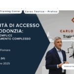 Il docente presenta "La cavità di accesso in endodonzia" in un centro moderno con attrezzature.