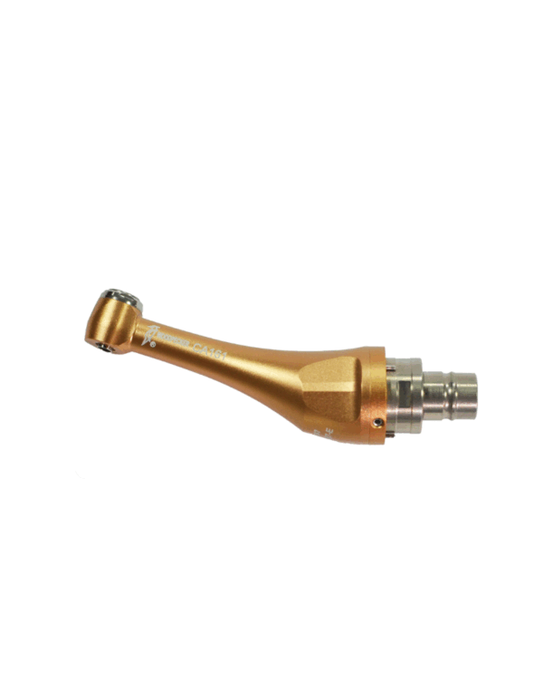 Un manipolo dentale CONTRANGOLO 6:1 AI MOTOR in oro con connettore metallico su bianco.