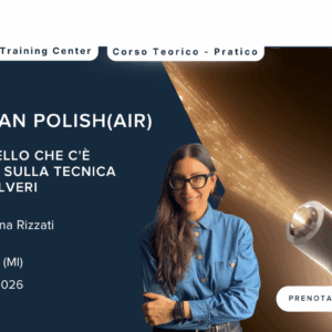 Donna in piedi accanto alla grafica di una lucidatrice ad aria dentale, che promuove un corso di tecnica di lucidatura.
