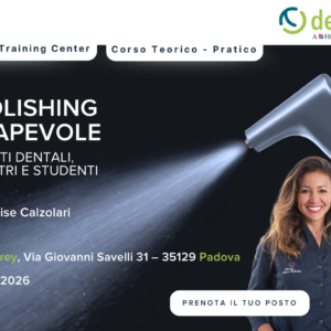 Igienista dentale in piedi sorridente accanto a un apparecchio per la lucidatura ad aria; sono mostrati i dettagli dell'evento.