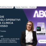 Donna in abito da lavoro in piedi accanto a dispositivi medici; testo con dettagli del corso su sfondo viola.