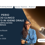 Donna in piedi accanto a un apparecchio odontoiatrico; sono visualizzati i dettagli di un corso di igiene orale.