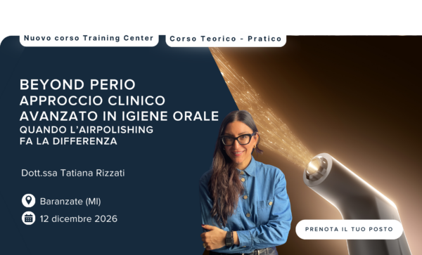 Donna in piedi accanto a un apparecchio odontoiatrico; sono visualizzati i dettagli di un corso di igiene orale.