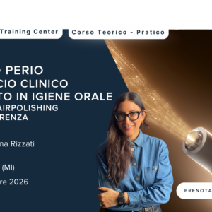Donna in piedi accanto a un apparecchio odontoiatrico; vengono mostrati i dettagli di un corso avanzato di igiene orale.