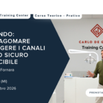 Uomo che tiene una lezione di endodonzia presso il Centro di formazione Carlo De Giorgi in un'aula.