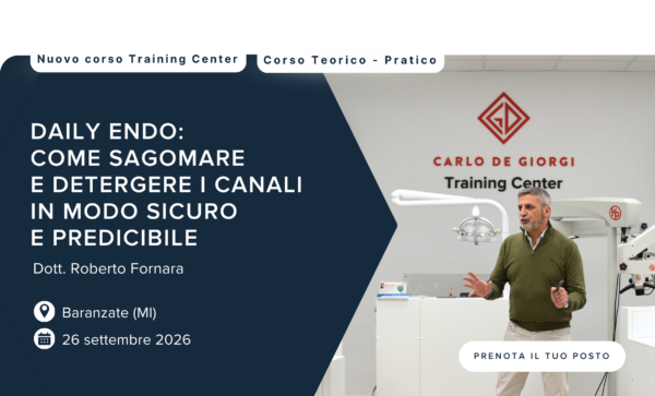 Uomo che tiene una lezione di endodonzia presso il Centro di formazione Carlo De Giorgi in un'aula.