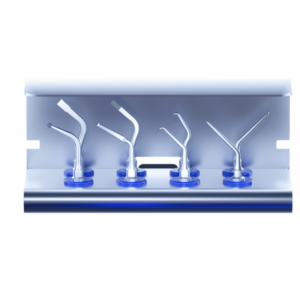 Quattro punte per ablatore dentale dell'ALTAQI-KIT compatibile SATELEC® su un supporto metallico.
