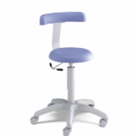CLASSIC è una sedia girevole viola con schienale curvo e cinque ruote su una base bianca.