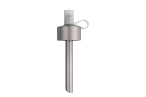 Pompa dispenser di sapone EASY FILL in acciaio inox con tappo in plastica, sfondo bianco.