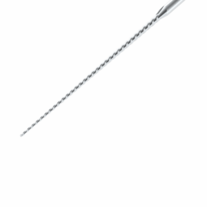 Primo piano di una singola lima dentale in metallo sottile e a spirale su uno sfondo bianco.
